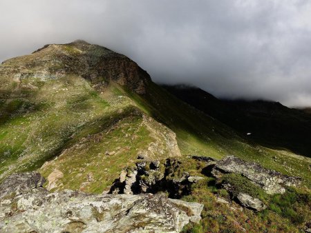 L’arête ouest de la Punta di Feluma, avec le Bivacco Testafochi.