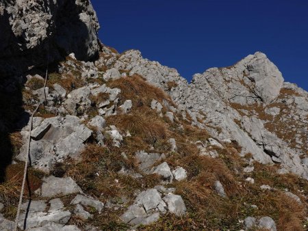 Montée de la rampe d’herbe et de rochers...