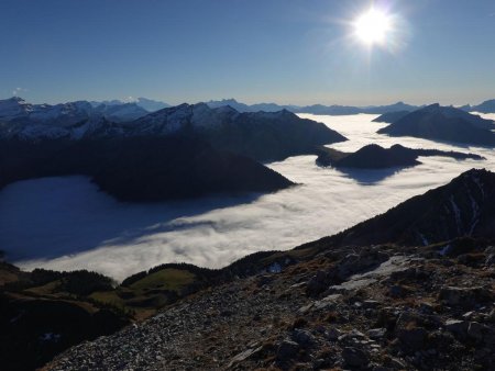 Au loin, le val d’Illiez sous les nuages.