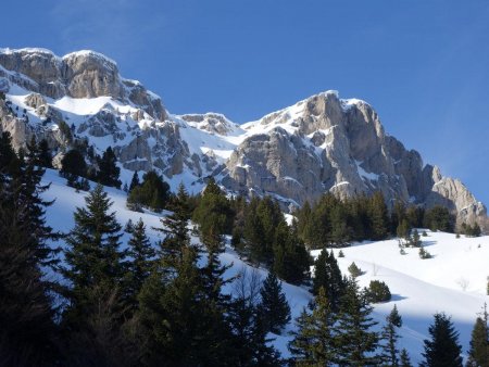 Montée sous les falaises de Pierre Blanche.