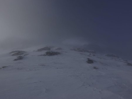 Là-haut, on devine le soleil sur les crêtes.