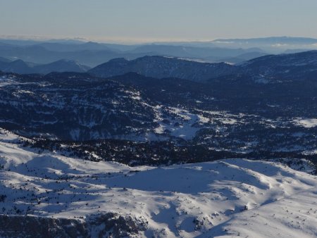 Regard sur la Drôme provençale, dominée par le Mont Ventoux.