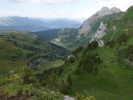 Au loin, le Chablais.