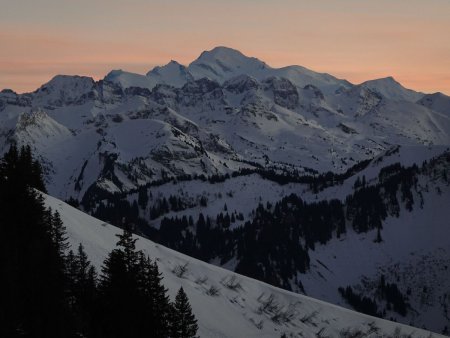 Derrière les Dents Blanches, le Mont Blanc.