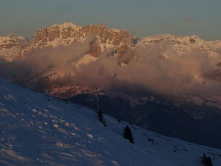 Un regard vers les aiguilles de Varan en couleurs...