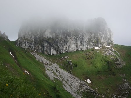 Les Aiguilles de Darbon ont toujours la tête dans la grisaille.