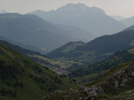 Un regard vers la vallée du Grand Bornand, face à la Tournette.