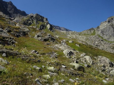 On poursuit l’ascension à vue en tirant un peu à droite...