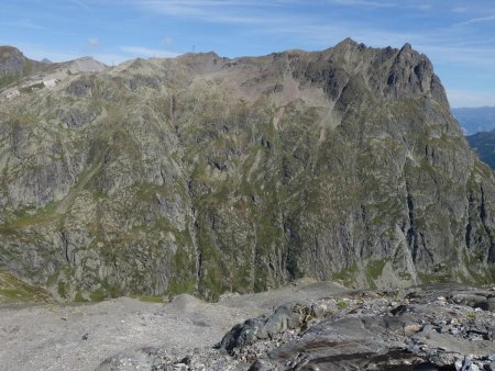 Un regard arrière vers l’Aiguille de la Loriaz, autre sommet délaissé.
