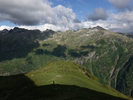 On s’élève sur la crête...