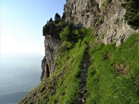 Sur la vire des Grimpeurs : même si la trace est confortable, le vide est lui bien présent !