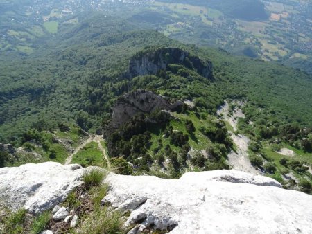 Vue du sommet de l’antécime : ça plonge ! On voit ainsi la partie inférieure du pilier est du Moucherotte dont la dernière bosse, en bas, s’appelle «Château Bouvier». On devine aussi la fin du Vallon Etroit grâce aux 2 pierriers qui se rejoignent (droit en-dessous)