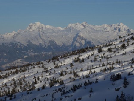 Derrière le lapiaz, les sommets du Haut-Giffre...