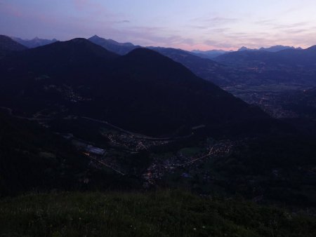 La nuit tombe sur la vallée.