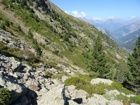 L’éperon Rocheux 2063 descend très bas, et son socle est constitué par un prolongement de dalles fort inclinées. Aucun passage naturel ne se devine au travers de ces dalles