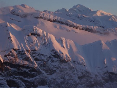 Regard vers les crêtes du Haut-Giffre, sur fond de Mont Blanc.