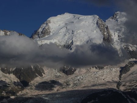 Un regard vers le Mont Blanc du Tacul.