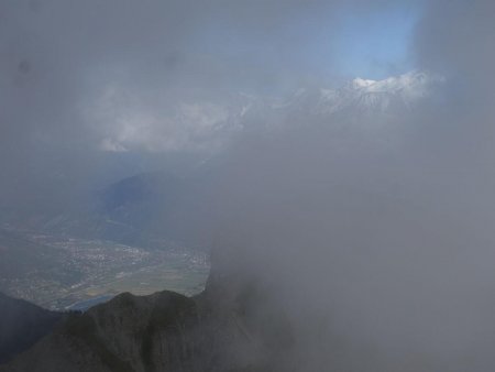 On débouche sur la crête, avec un tout petit peu de vue.