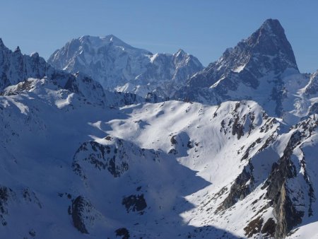 La vue s’ouvre sur les Grandes Jorasses et le Mont Blanc.