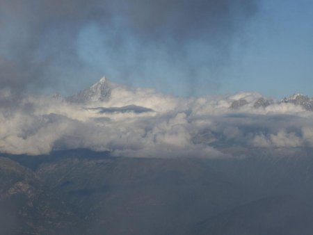 Au loin, l’Aiguille Verte domine les nuées.