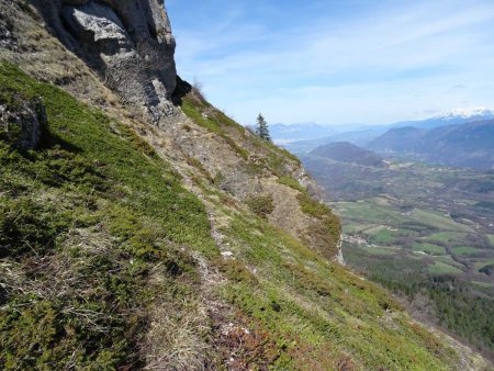 L’étage inférieur de vire ayant disparu, il faut emprunter cet étage-là maintenant. Avec le soleil, l’ambiance est plutôt agréable, non ?