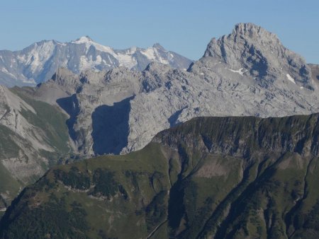 Derrière les lapiaz de la Pointe Percée, le massif de Tré-la-Tête.