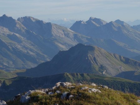 Un regard vers le Mont Lachat et l’Etale.