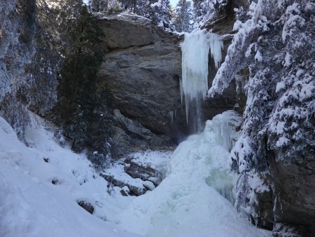 La cascade supérieure, pas entièrement gelée.