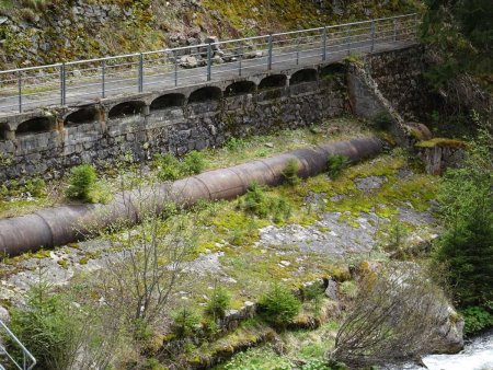 Echantillon de l’ancienne conduite forcée : au centre de l’image, le tuyau tout rouillé