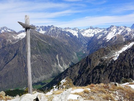 Le massif des Ecrins. Dominant la vallée de la Bonne, l’Aiguille des Arias.