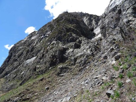 Droit au-dessus du point maximum atteint, l’éperon Forane et à sa droite la gorge du même nom.