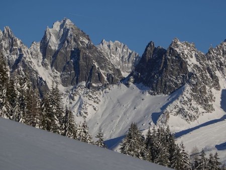 Un regard vers les aiguilles du massif du Mont Blanc.