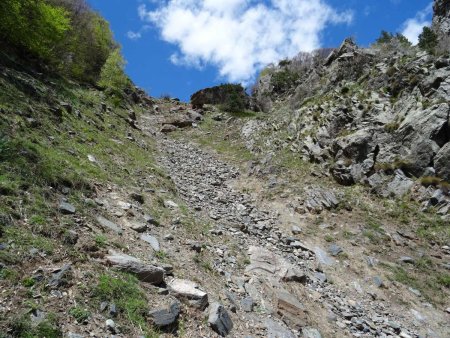 Dans le dernier quart du ravin, voici le gros bloc qu’il faut contourner par la droite