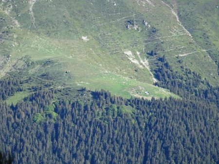 Et un peu plus au nord, toujours en rive droite de l’Eau d’Olle, au soleil du matin aussi : le chalet de la Pessée