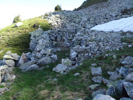 Arrivée à l’abri de Chalvet. Le névé se devine à droite.