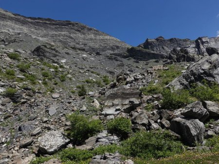 Une dernière montée dans la caillasse avant d’atteindre le Dérochoir.