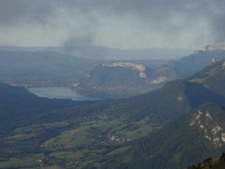 Un regard vers le lac d’Annecy, et le lac Léman tout au fond.