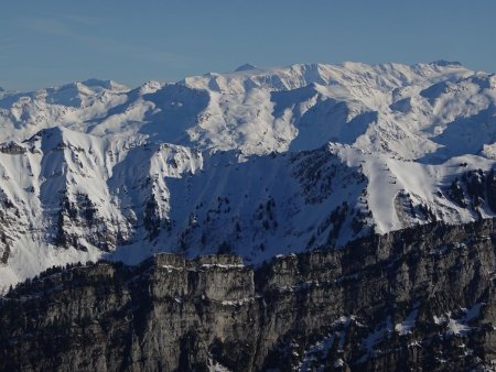 Au fond, la chaîne des glaciers de la Vanoise.