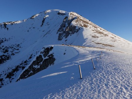 Le sommet, bien gelé sur ce versant.