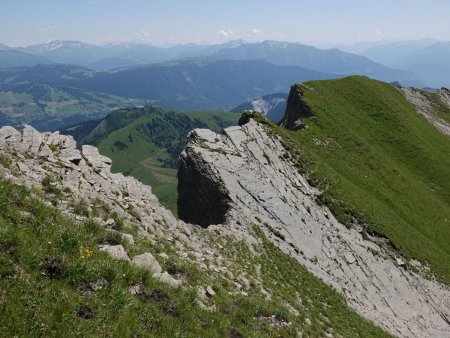 Un premier couloir de dalles se franchit sans difficultés.