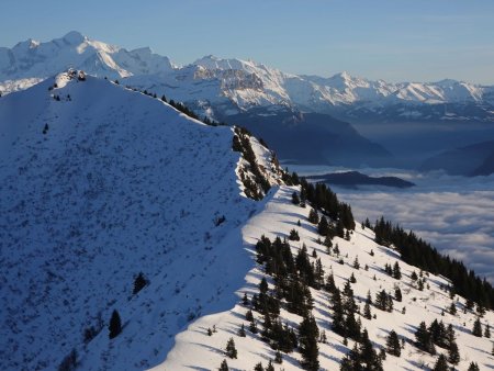 La suite de la crête vers la Pointe de Couennasse, difficilement praticable.