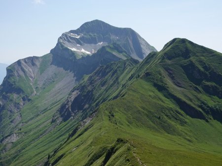 Descente vers le col face à la Tête de l’Aulp...