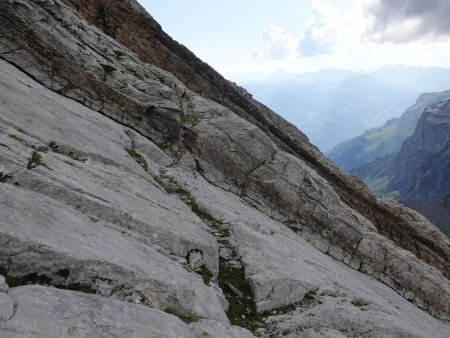 On sort du couloir par un autre trottoir horizontal, coupé aussi d’un petit muret.