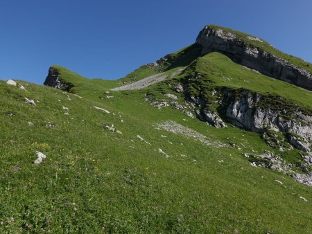 Possibilité de monter à la Goenne par la petite combe dominant la barre, franchissant quelques ressauts raides en haut.