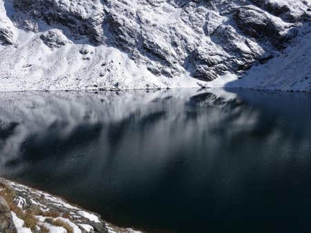 Lac presque noir entouré de blancheur...