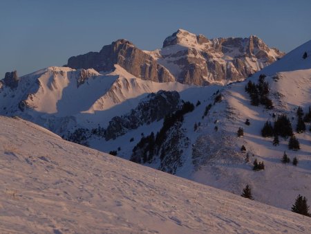 Au loin, les Cornettes de Bise émergent.