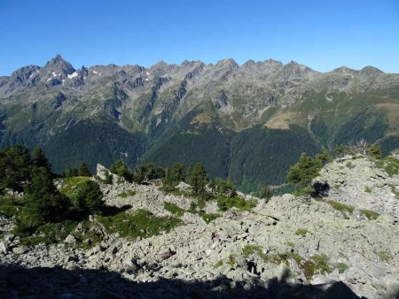 Du même endroit : vue sur la suite du chaos de blocs et sur la chaine de Belledonne en face. Magnifique !