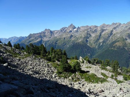 Du même endroit : toujours le chaos de blocs et la fin sud de la chaine de Belledonne en face. On ne se lasse pas...