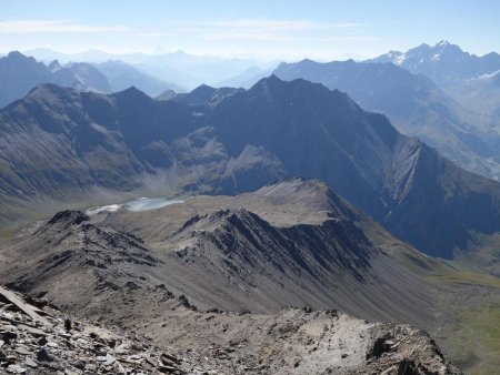 La vue s’ouvre sur la croupe sud-sud-est.