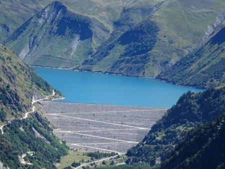 Vue rapprochée sur le mur du barrage, et sur l’eau de la retenue, couleur..... ? Je ne sais comment définir cette teinte.